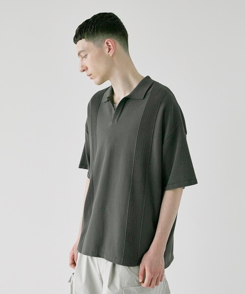 CITY TOKYO（シティトウキョウ）の「スキッパーリラックス半袖ニットポロシャツ（ポロシャツ・メンズ・ダークグレー/マスタード/ライトグレー・1/2）」の2枚目の写真
