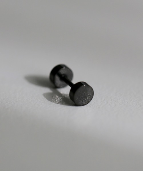 CERCA(チェルカ)の「aliru/片耳ダンベル型ステンレスピアス 【アレルギー対応】 (18G / 18ゲージ)(ピアス(片耳用)・メンズ・ブラック/シルバー/ゴールド・SMALL/MEDIUM/LARGE)」の7枚目の写真