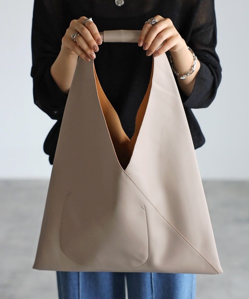 POUTOJOURU（ポートジュール）の「【ポートジュール】 トライアングルトートバッグ フェイクレザー　A4（トートバッグ・レディース・ブラック/ベージュ/グレー・FREE）」の22枚目の写真