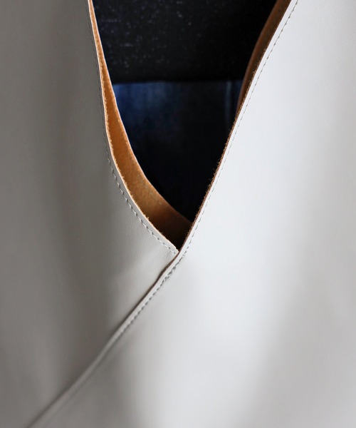 POUTOJOURU（ポートジュール）の「【ポートジュール】 トライアングルトートバッグ フェイクレザー　A4（トートバッグ・レディース・ブラック/ベージュ/グレー・FREE）」の17枚目の写真