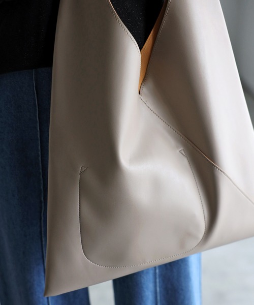 POUTOJOURU（ポートジュール）の「【ポートジュール】 トライアングルトートバッグ フェイクレザー　A4（トートバッグ・レディース・ブラック/ベージュ/グレー・FREE）」の16枚目の写真