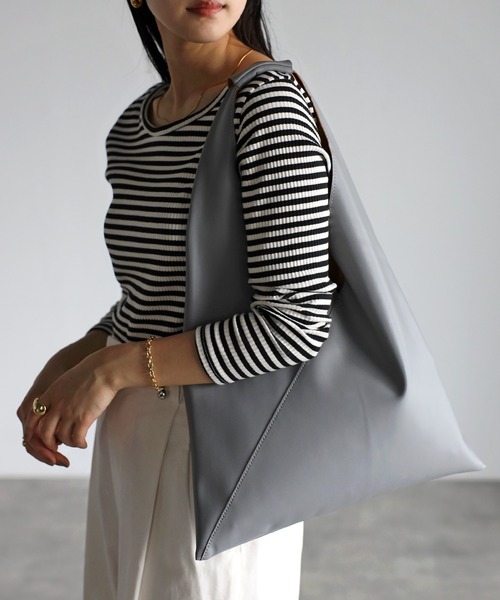 POUTOJOURU（ポートジュール）の「【ポートジュール】 トライアングルトートバッグ フェイクレザー　A4（トートバッグ・レディース・ブラック/ベージュ/グレー・FREE）」の4枚目の写真