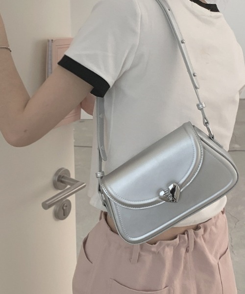 mushwear（マッシュウェア）の「ハートスモールショルダーバッグ（ショルダーバッグ・レディース・シルバー/ブラック・FREE）」の7枚目の写真
