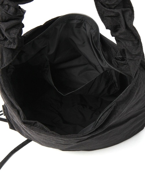 tiny tiny（ティニーティニー）の「ギャザーソフトショルダーバッグM[tiny tiny(ティニーティニー)]（ショルダーバッグ・レディース・ブラック/ブルー/シルバー・0）」の4枚目の写真