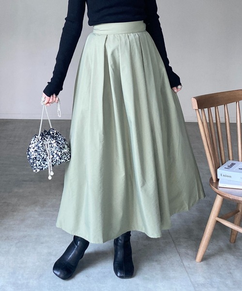 She's Closet(シーズクローゼット)の「Aラインナイロンボリュームタックフレアロングスカート(スカート・レディース・アイボリー/ブラック/チャコール/カーキ・FREE)」の4枚目の写真