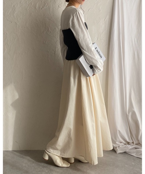 She's Closet(シーズクローゼット)の「Aラインナイロンボリュームタックフレアロングスカート(スカート・レディース・アイボリー/ブラック/チャコール/カーキ・FREE)」の17枚目の写真