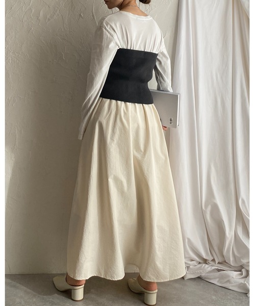She's Closet(シーズクローゼット)の「Aラインナイロンボリュームタックフレアロングスカート(スカート・レディース・アイボリー/ブラック/チャコール/カーキ・FREE)」の18枚目の写真