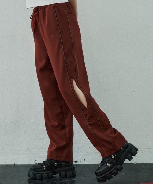 AIVER（アイバー）の「AIVER　カットアウトトラックパンツ（その他パンツ・メンズ・テラコッタ/グレー/ブラック・SMALL/MEDIUM/LARGE）」の3枚目の写真