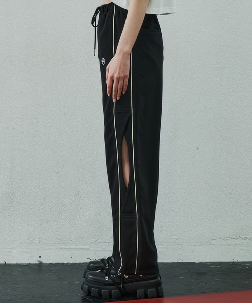 AIVER（アイバー）の「AIVER　カットアウトトラックパンツ（その他パンツ・メンズ・テラコッタ/グレー/ブラック・SMALL/MEDIUM/LARGE）」の5枚目の写真