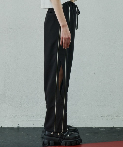 AIVER（アイバー）の「AIVER　カットアウトトラックパンツ（その他パンツ・メンズ・テラコッタ/グレー/ブラック・SMALL/MEDIUM/LARGE）」の4枚目の写真