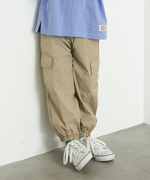 b・ROOM(ビールーム)の「イージーワイドカーゴパンツ(その他パンツ・キッズ・ベージュ/パープル/チャコール/アイボリー・140cm/150cm/100cm/120cm/130cm/110cm)」の1枚目の写真