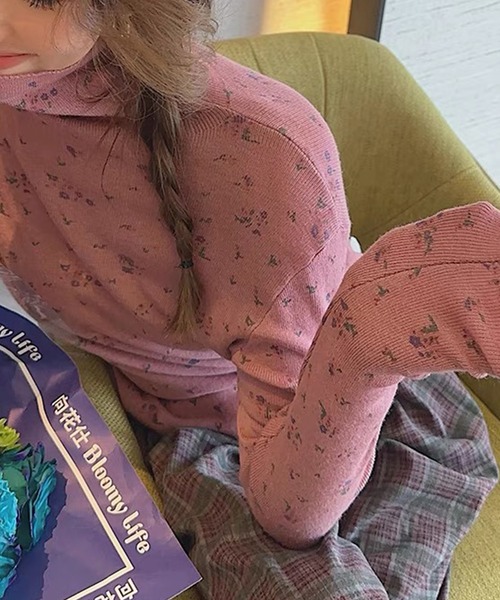 LYEON（リヨン）の「フラワープリントハイネックトップス（Tシャツ/カットソー・レディース・ピンク/オフホワイト/グレー・FREE）」の4枚目の写真