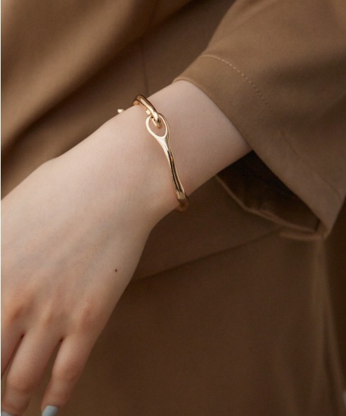 AZUL by moussy（アズールバイマウジー）の「ドローイングウエーブフックバングル（ブレスレット・レディース・ゴールド系その他/シルバー・FREE）」の2枚目の写真