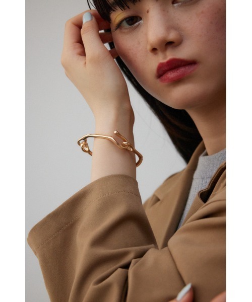 AZUL by moussy（アズールバイマウジー）の「ドローイングウエーブフックバングル（ブレスレット・レディース・ゴールド系その他/シルバー・FREE）」の3枚目の写真