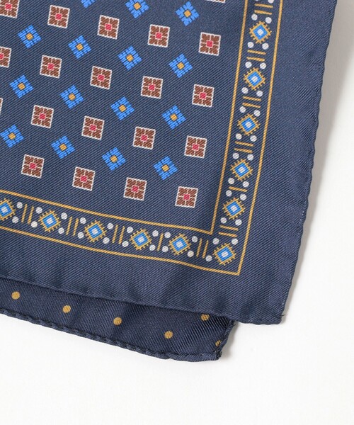 BEAMS F（ビームスエフ）の「FITZGERALD / シルク 小紋柄 プリント チーフ（バンダナ/スカーフ・メンズ・ネイビー/ブラウン・ONE SIZE）」の5枚目の写真