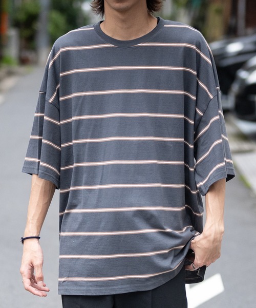 JOHN'S CLOSET（ジョンズクローゼット）の「【40I】マルチボーダー ワイドシルエット 半袖Tシャツ（Tシャツ/カットソー・メンズ・グレー系2/ブラウン系1/ベージュ系1/グリーン系1/ネイビー系2/ブラック系1/グレー系1/ベージュ系2/ネイビー系1/パープル系1/ブルー系1/ホワイト系1・MEDIUM/LARGE/X-LARGE）」の4枚目の写真