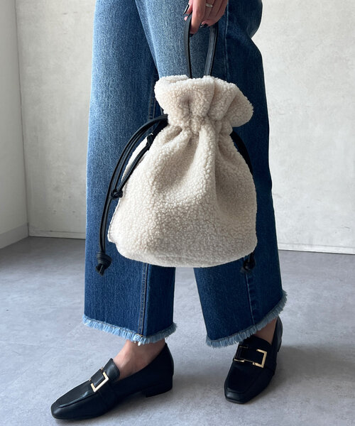 Chez toi(シェトワ)の「ボア巾着BAG(ショルダーバッグ・レディース・チャコールグレー/ベージュ/アイボリー/モカ・FREE)」の2枚目の写真