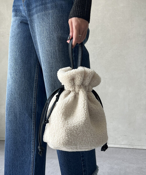 Chez toi(シェトワ)の「ボア巾着BAG(ショルダーバッグ・レディース・チャコールグレー/ベージュ/アイボリー/モカ・FREE)」の6枚目の写真