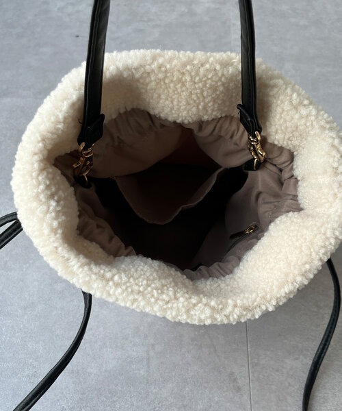 Chez toi(シェトワ)の「ボア巾着BAG(ショルダーバッグ・レディース・チャコールグレー/ベージュ/アイボリー/モカ・FREE)」の7枚目の写真
