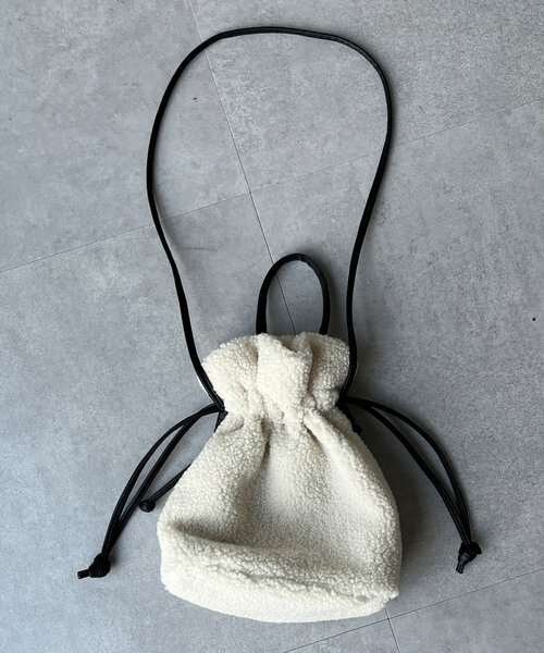 Chez toi(シェトワ)の「ボア巾着BAG(ショルダーバッグ・レディース・チャコールグレー/ベージュ/アイボリー/モカ・FREE)」の8枚目の写真