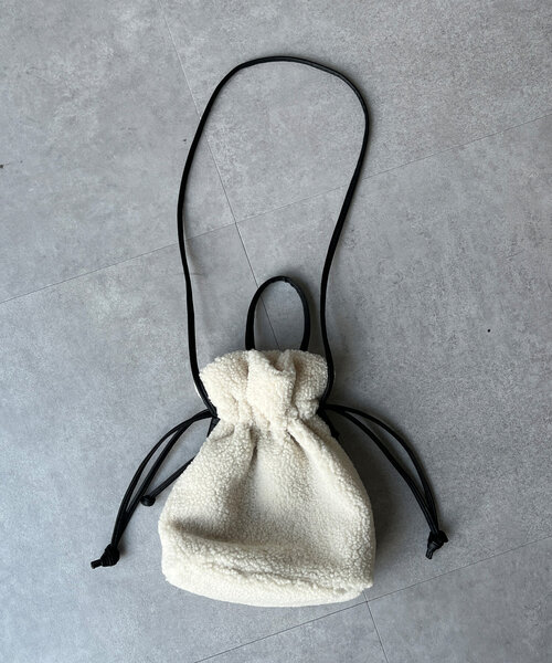 Chez toi(シェトワ)の「ボア巾着BAG(ショルダーバッグ・レディース・チャコールグレー/ベージュ/アイボリー/モカ・FREE)」の10枚目の写真