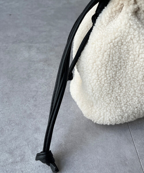 Chez toi(シェトワ)の「ボア巾着BAG(ショルダーバッグ・レディース・チャコールグレー/ベージュ/アイボリー/モカ・FREE)」の13枚目の写真