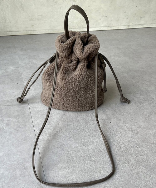 Chez toi(シェトワ)の「ボア巾着BAG(ショルダーバッグ・レディース・チャコールグレー/ベージュ/アイボリー/モカ・FREE)」の16枚目の写真