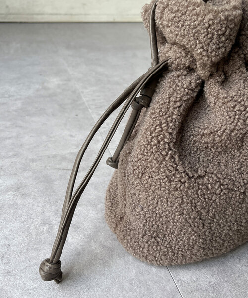 Chez toi(シェトワ)の「ボア巾着BAG(ショルダーバッグ・レディース・チャコールグレー/ベージュ/アイボリー/モカ・FREE)」の17枚目の写真