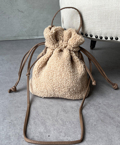 Chez toi(シェトワ)の「ボア巾着BAG(ショルダーバッグ・レディース・チャコールグレー/ベージュ/アイボリー/モカ・FREE)」の19枚目の写真