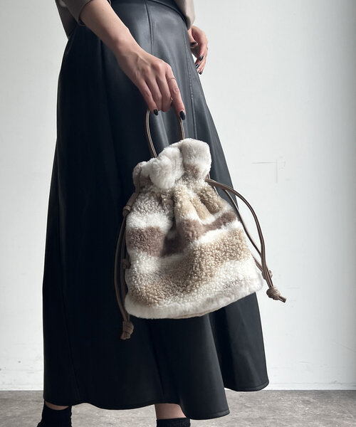 Chez toi(シェトワ)の「ボア巾着BAG(ショルダーバッグ・レディース・チャコールグレー/ベージュ/アイボリー/モカ・FREE)」の22枚目の写真