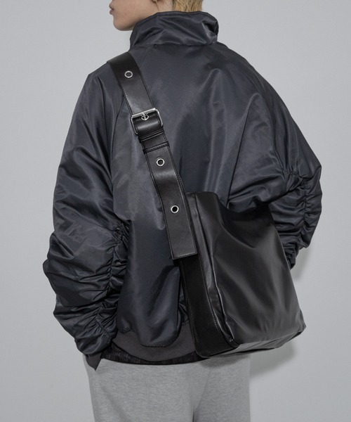 SENSE OF PLACE by URBAN RESEARCH(センスオブプレイスバイアーバンリサーチ)の「フェイクレザーベルテッドショルダー(ショルダーバッグ・メンズ・ブラック/カーキ・ONE)」の2枚目の写真