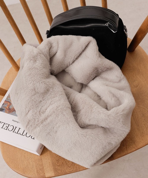 emesuelee（エメスーリー）の「ふわふわモフモフエコファースヌード（ネックウォーマー/スヌード・レディース・ライトベージュ/ライトグレー/ブラック・フリー）」の3枚目の写真