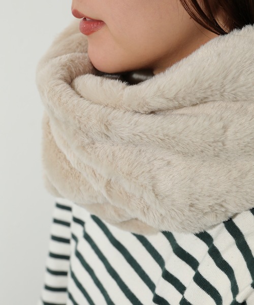 emesuelee（エメスーリー）の「ふわふわモフモフエコファースヌード（ネックウォーマー/スヌード・レディース・ライトベージュ/ライトグレー/ブラック・フリー）」の4枚目の写真