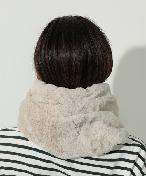 emesuelee（エメスーリー）の「ふわふわモフモフエコファースヌード（ネックウォーマー/スヌード・レディース・ライトベージュ/ライトグレー/ブラック・フリー）」の11枚目の写真