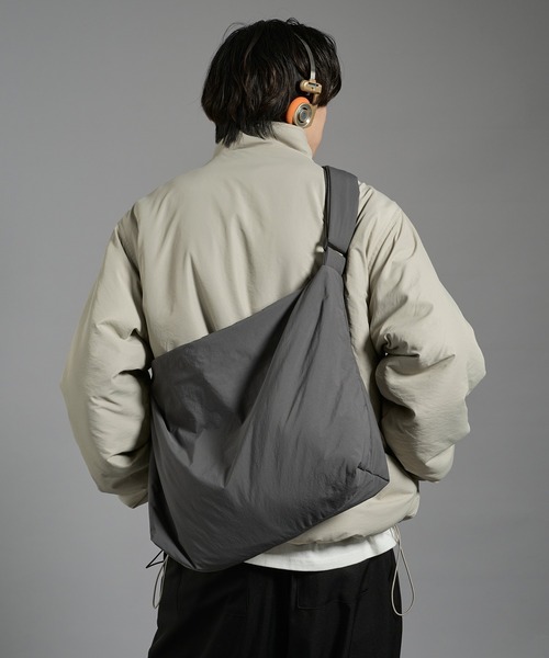 kutir(クティール)の「NYLON BIG SHOULDER BACK/ナイロンビックショルダーバッグ(ショルダーバッグ・メンズ・ブラック/チャコールグレー・FREE)」の1枚目の写真