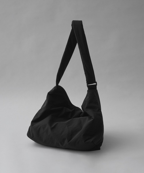 kutir(クティール)の「NYLON BIG SHOULDER BACK/ナイロンビックショルダーバッグ(ショルダーバッグ・メンズ・ブラック/チャコールグレー・FREE)」の2枚目の写真