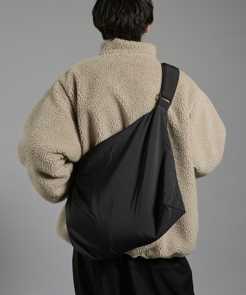 kutir(クティール)の「NYLON BIG SHOULDER BACK/ナイロンビックショルダーバッグ(ショルダーバッグ・メンズ・ブラック/チャコールグレー・FREE)」の11枚目の写真
