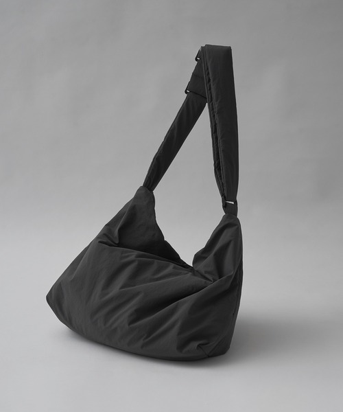 kutir(クティール)の「NYLON BIG SHOULDER BACK/ナイロンビックショルダーバッグ(ショルダーバッグ・メンズ・ブラック/チャコールグレー・FREE)」の13枚目の写真