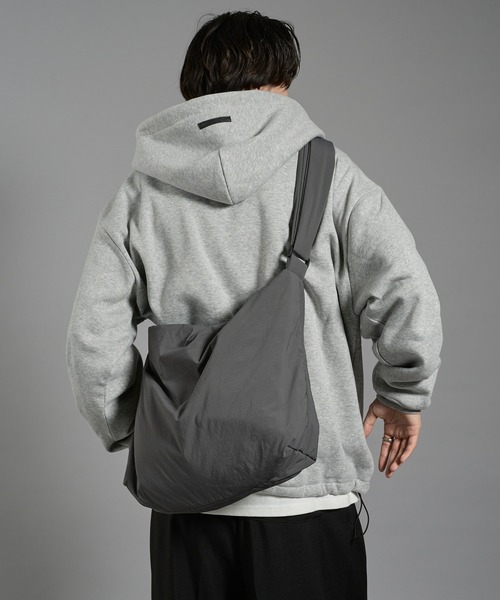 kutir(クティール)の「NYLON BIG SHOULDER BACK/ナイロンビックショルダーバッグ(ショルダーバッグ・メンズ・ブラック/チャコールグレー・FREE)」の21枚目の写真
