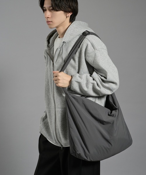 kutir(クティール)の「NYLON BIG SHOULDER BACK/ナイロンビックショルダーバッグ(ショルダーバッグ・メンズ・ブラック/チャコールグレー・FREE)」の22枚目の写真