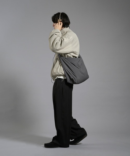 kutir(クティール)の「NYLON BIG SHOULDER BACK/ナイロンビックショルダーバッグ(ショルダーバッグ・メンズ・ブラック/チャコールグレー・FREE)」の17枚目の写真