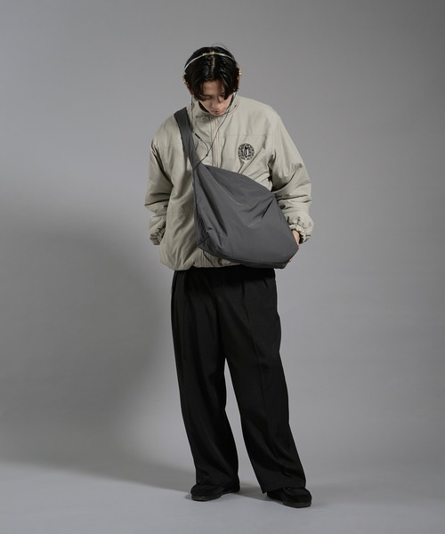 kutir(クティール)の「NYLON BIG SHOULDER BACK/ナイロンビックショルダーバッグ(ショルダーバッグ・メンズ・ブラック/チャコールグレー・FREE)」の16枚目の写真
