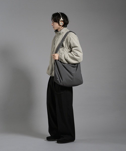 kutir(クティール)の「NYLON BIG SHOULDER BACK/ナイロンビックショルダーバッグ(ショルダーバッグ・メンズ・ブラック/チャコールグレー・FREE)」の18枚目の写真