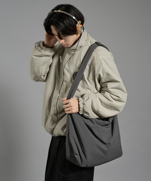 kutir(クティール)の「NYLON BIG SHOULDER BACK/ナイロンビックショルダーバッグ(ショルダーバッグ・メンズ・ブラック/チャコールグレー・FREE)」の15枚目の写真