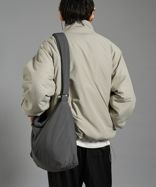 kutir(クティール)の「NYLON BIG SHOULDER BACK/ナイロンビックショルダーバッグ(ショルダーバッグ・メンズ・ブラック/チャコールグレー・FREE)」の14枚目の写真