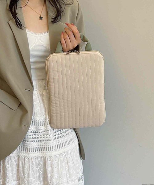 TONE SELECT GOODS(トーンセレクトグッズ)の「Liaa/ハンドル付き キルティング PCケース 11インチ/13インチ A18470(PC・タブレットケース・レディース・ブルー系その他/ホワイト系その他/ベージュ系その他/ベージュ系その他2/パープル系その他/ホワイト系その他2/ブルー系その他2/パープル系その他2・A/B)」の3枚目の写真