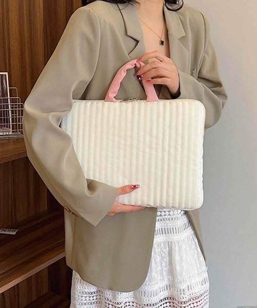 TONE SELECT GOODS(トーンセレクトグッズ)の「Liaa/ハンドル付き キルティング PCケース 11インチ/13インチ A18470(PC・タブレットケース・レディース・ブルー系その他/ホワイト系その他/ベージュ系その他/ベージュ系その他2/パープル系その他/ホワイト系その他2/ブルー系その他2/パープル系その他2・A/B)」の2枚目の写真