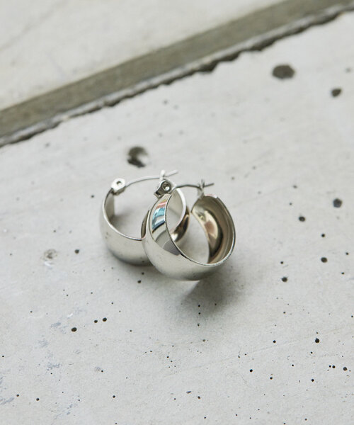 ear PAPILLONNER(イアパピヨネ)の「《インフルエンサーuchida企画》キャッチレス/金属アレルギー対応/ステンレス/20mm/幅広ミニフープピアス(ピアス(両耳用)・レディース・シルバー/ゴールド・FREE)」の3枚目の写真