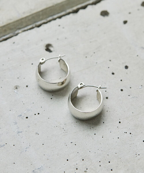 ear PAPILLONNER(イアパピヨネ)の「《インフルエンサーuchida企画》キャッチレス/金属アレルギー対応/ステンレス/20mm/幅広ミニフープピアス(ピアス(両耳用)・レディース・シルバー/ゴールド・FREE)」の4枚目の写真
