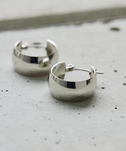 ear PAPILLONNER(イアパピヨネ)の「《インフルエンサーuchida企画》キャッチレス/金属アレルギー対応/ステンレス/20mm/幅広ミニフープピアス(ピアス(両耳用)・レディース・シルバー/ゴールド・FREE)」の5枚目の写真